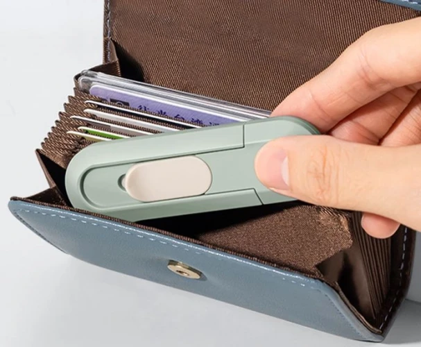 Нож канцелярский Deli NS065green шир.лез.12мм выдвижное лезвие пластик зеленый блистер