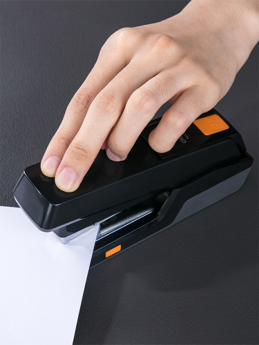 Степлер настольный Deli E0476BLACK 24/6 26/6 (30листов) снижение усилия черный 100скоб закрытый/открытый